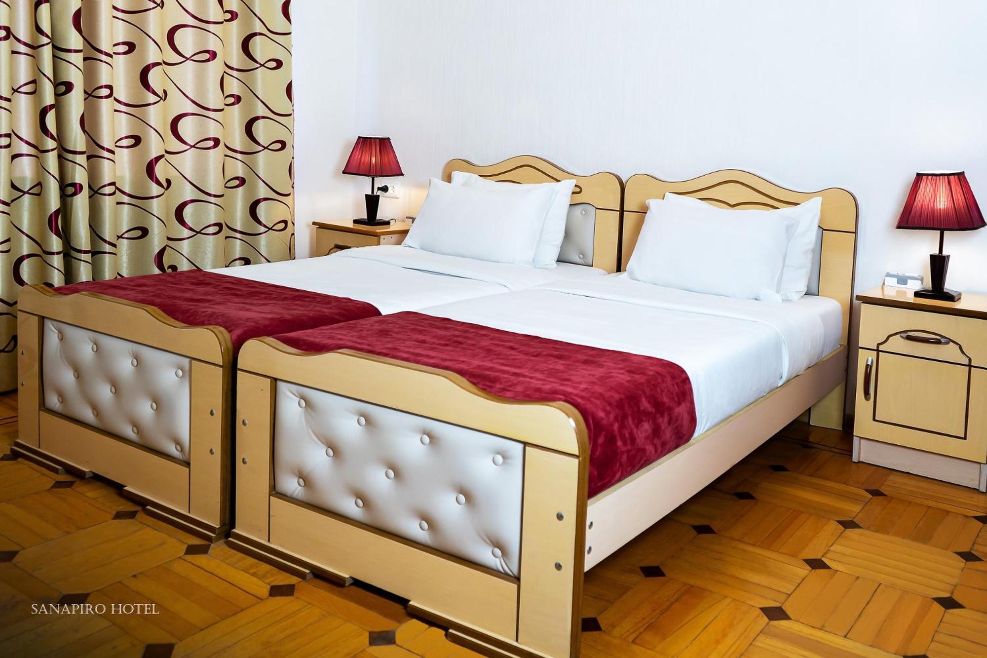 Sanapiro Hotel Kutaisi Bagian luar foto