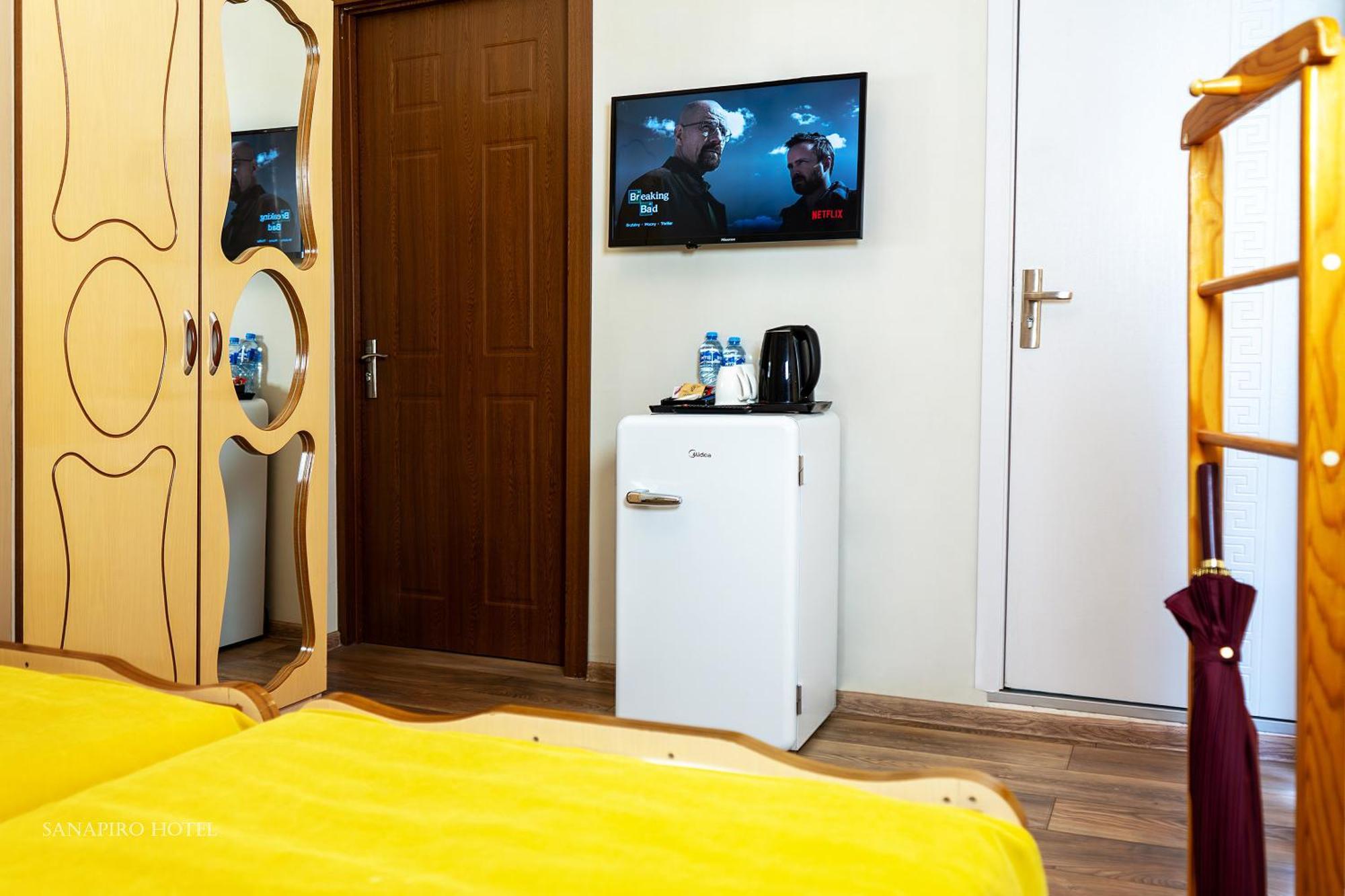 Sanapiro Hotel Kutaisi Bagian luar foto