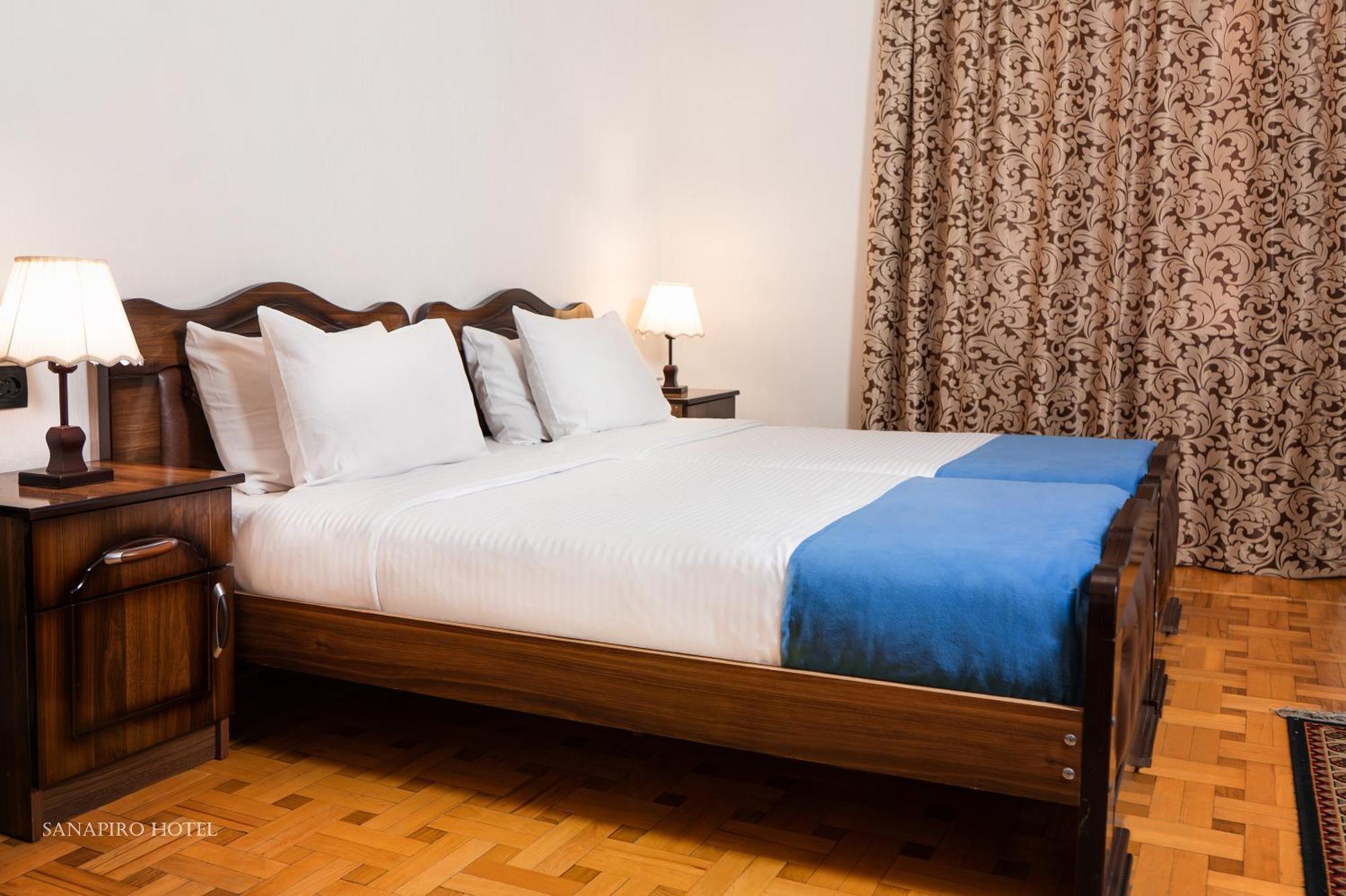 Sanapiro Hotel Kutaisi Bagian luar foto