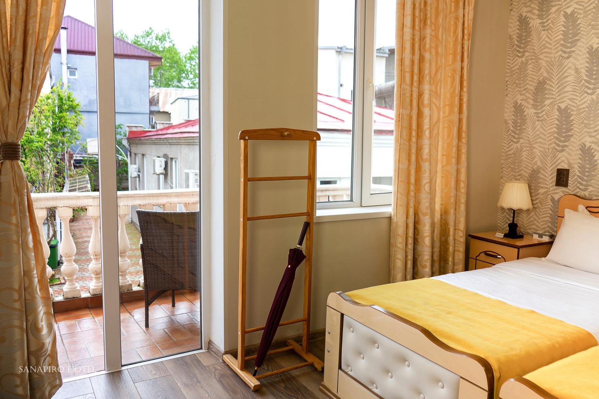 Sanapiro Hotel Kutaisi Bagian luar foto