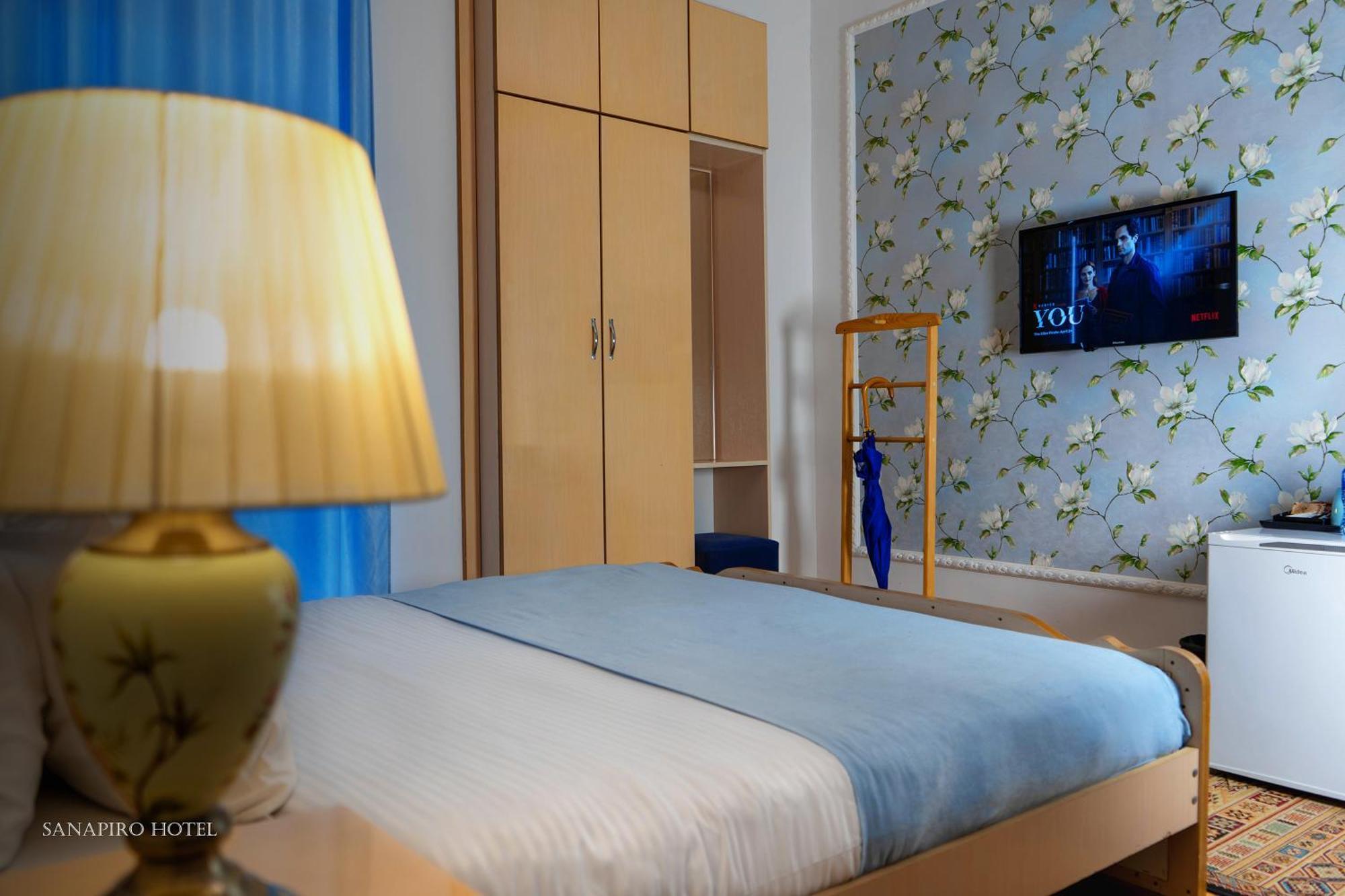 Sanapiro Hotel Kutaisi Bagian luar foto