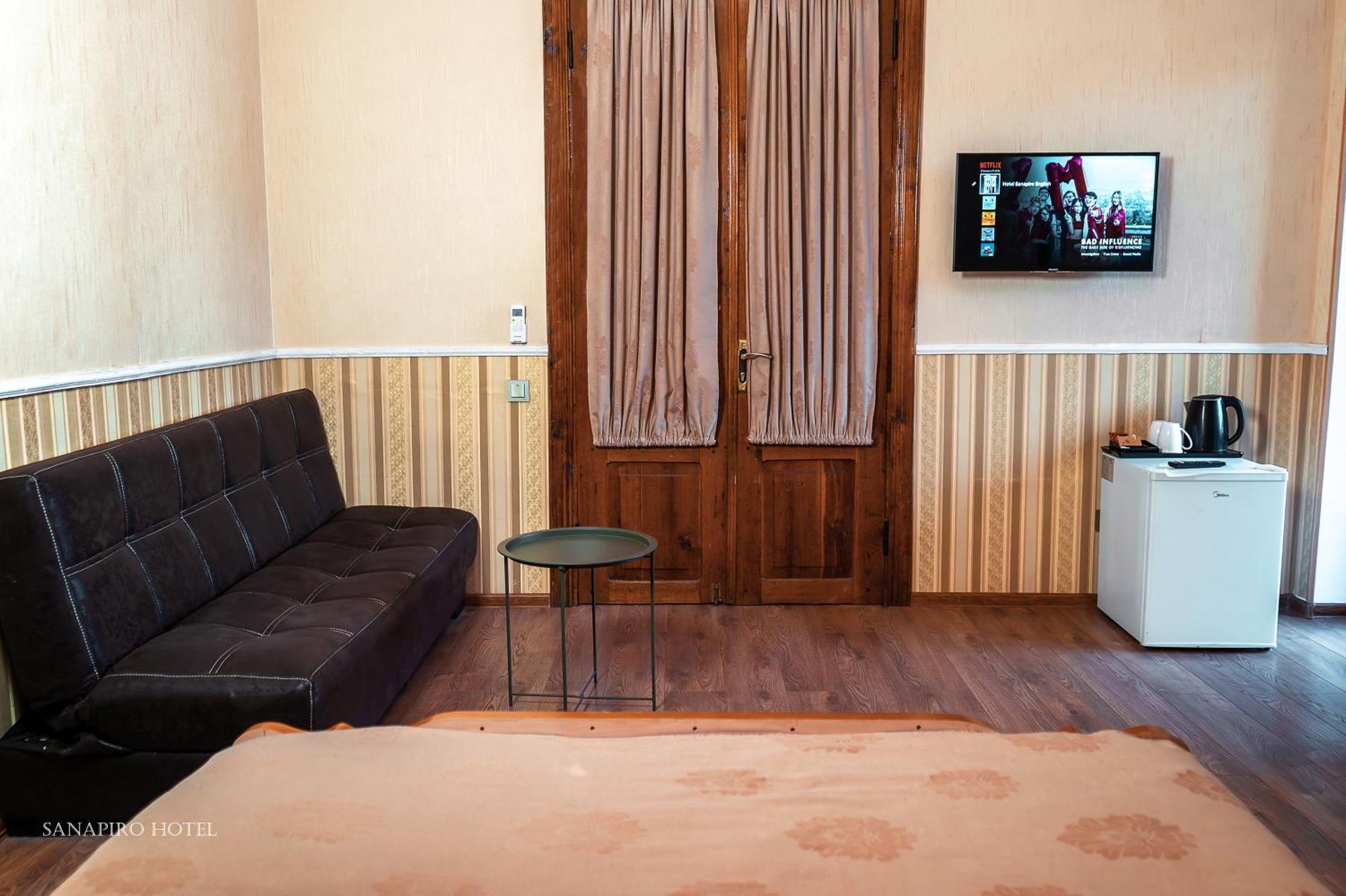 Sanapiro Hotel Kutaisi Bagian luar foto