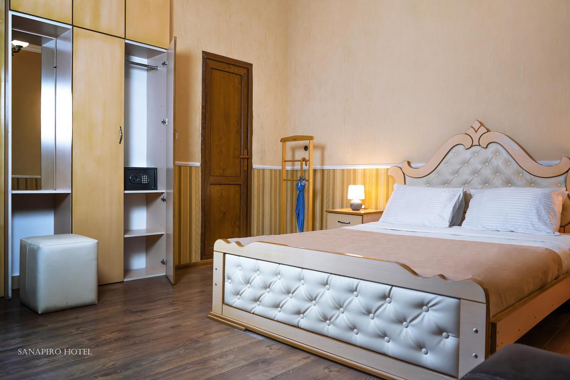 Sanapiro Hotel Kutaisi Bagian luar foto